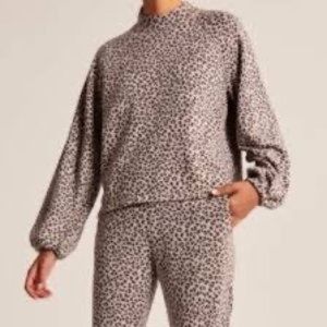 ABERCROMBIE & FITCH Leopard Print Cropped Sweatshirt